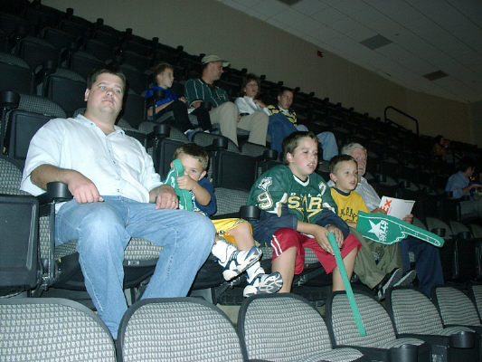We are watching Icehockey, Dallas Stars and Detrot Red Wings. Thomas, David, Jackson, Jacob, and Grandpa Stig