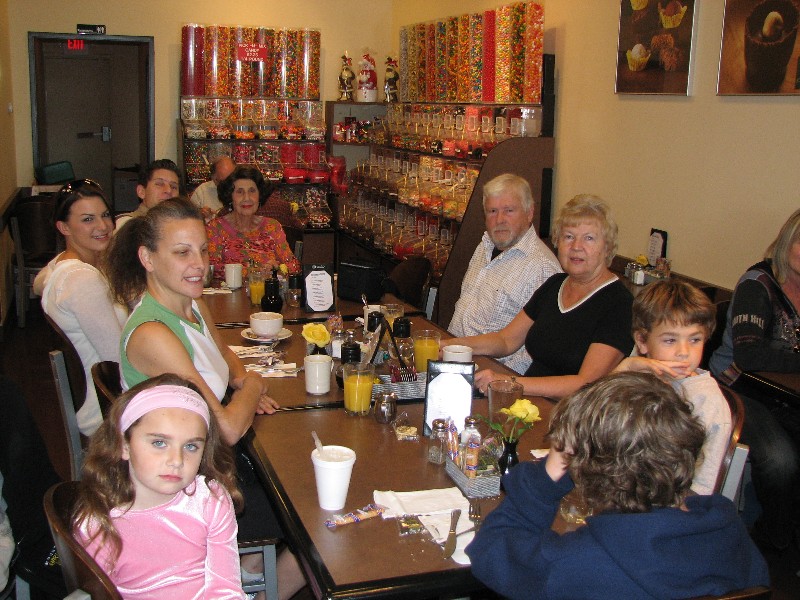 Pappa och Ulla p besk. Vi ter frukost p Neuhaus Cafe